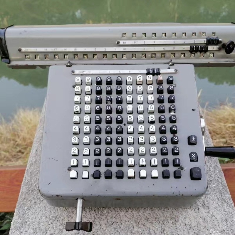 Vintage hand-cranked computer  - Collectible Vintage Tools recensie en prijs