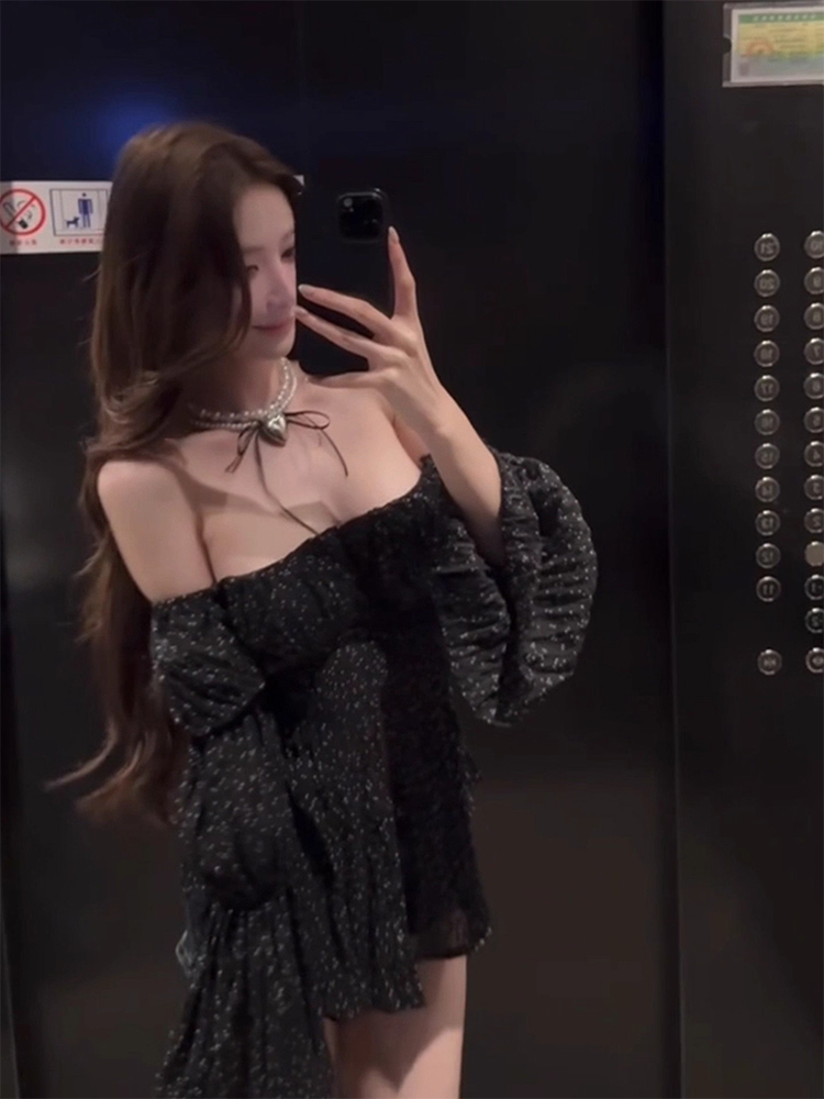 Black Bell Sleeve Top And High - Vintage Collectible Bells recensie en prijs